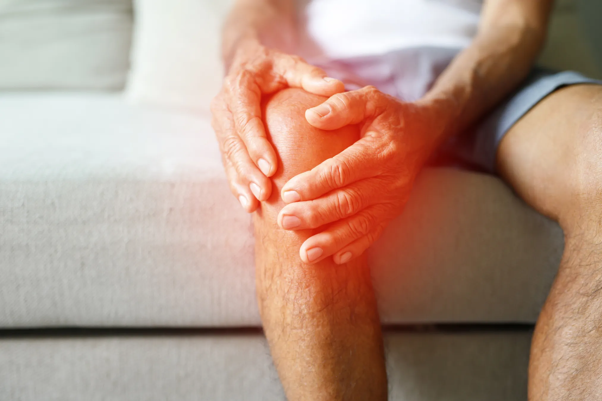 graphic of man holding knee with redness around hands